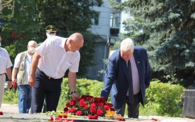 Возложение  у мемориального комплекса &laquo;Вечный огонь&raquo; и к памятнику Неизвестному солдату на Тихвинском кладбище в День памяти и скорби